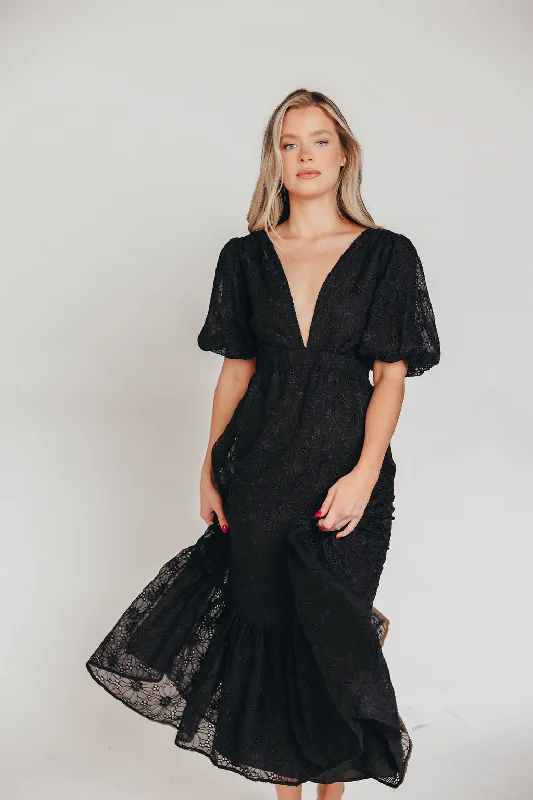 ASTR Jaxine Maxi Dress in Black Trendy Floral Print Maxi Dress